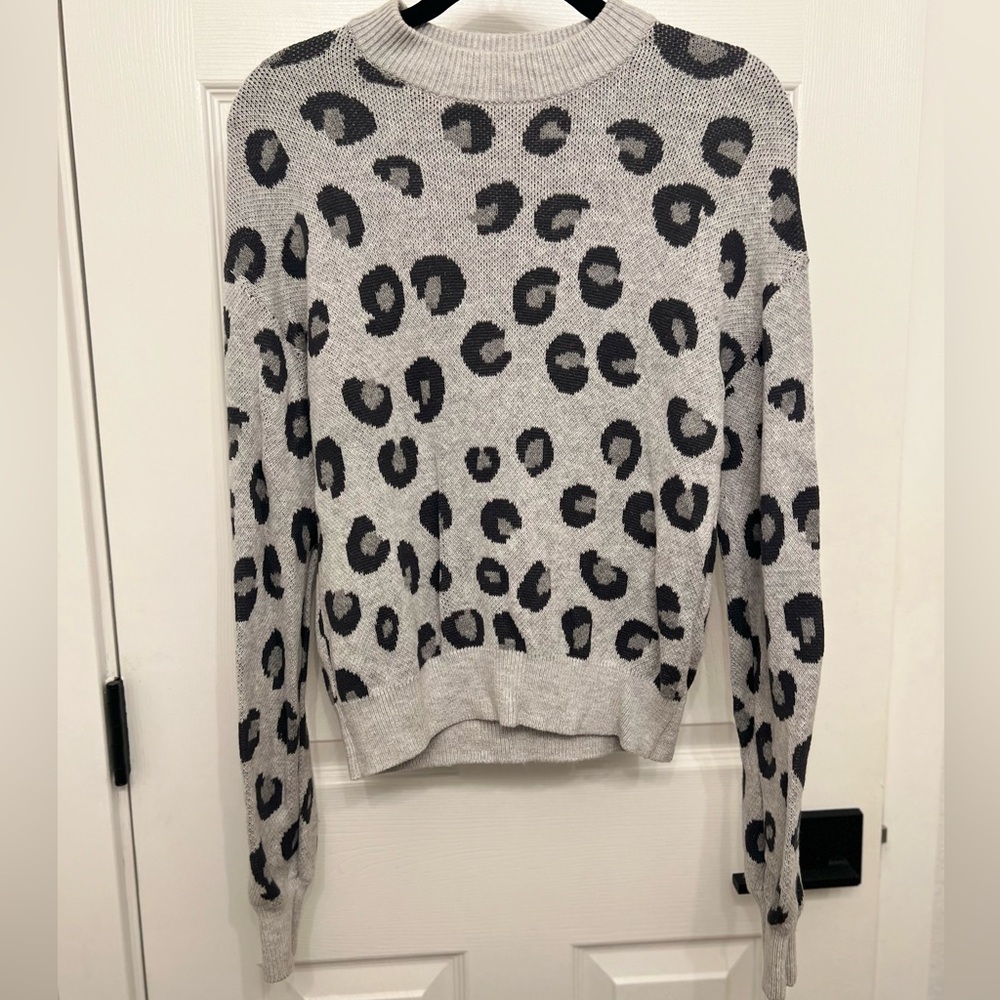 Abercrombie & Fitch Crew Neck Gray Leopard Animal Print Sweater - XS nwot